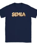 Semla-text i 3D-stil med grädde och mandelmassa på mörkblå t-shirt.