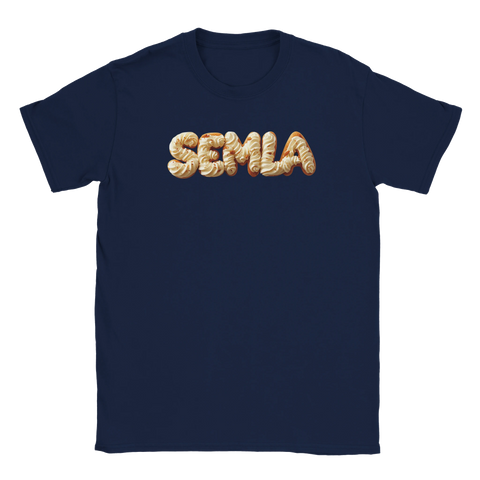 Semla-text i 3D-stil med grädde och mandelmassa på mörkblå t-shirt.