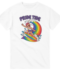 Färgglad illustration av surfare på regnbågsvåg – vit Pride t-shirt