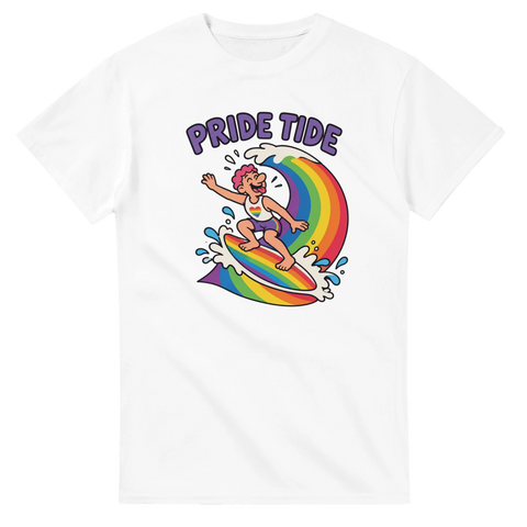 Färgglad illustration av surfare på regnbågsvåg – vit Pride t-shirt