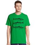 Makrillstimmet, tre stiliserade svarta makrillar på en grön premium T-shirt.