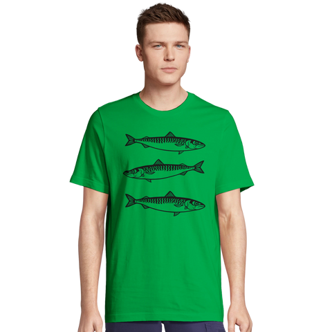 Makrillstimmet, tre stiliserade svarta makrillar på en grön premium T-shirt.