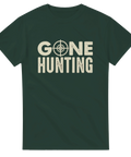 Skogsgrön t-shirt med texten Gone Hunting och kikarsikte i beige
