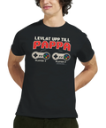 Modell framifrån i svart Levlat upp till pappa-t-shirt med spelkontroller på bröstet