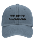 Sex, Drugs & Dansband" svart text på en gråblå dad cap.