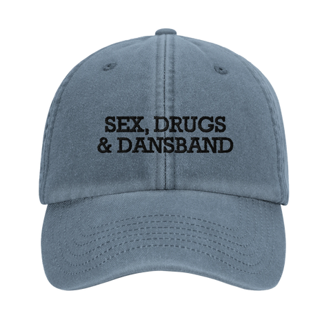 Sex, Drugs & Dansband" svart text på en gråblå dad cap.