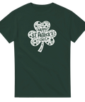 Stiliserad shamrock-illustration med festligt budskap på mörkgrön t-shirt