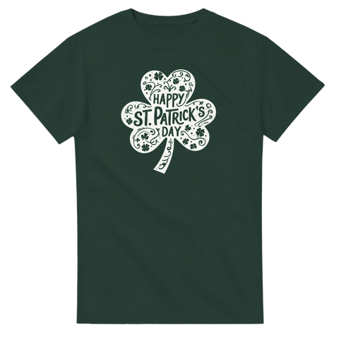 Stiliserad shamrock-illustration med festligt budskap på mörkgrön t-shirt