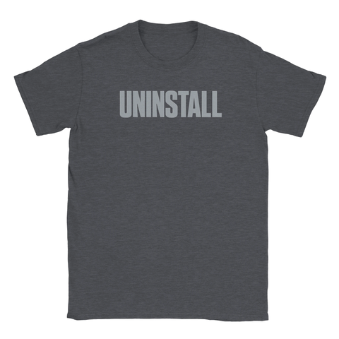 Grå text "UNINSTALL" på mörkgrå melange t-shirt.