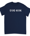 Vit text "SUG KUK" med sliten, handritad stil på marinblå t-shirt, provokativ design.