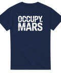 Minimalistisk rymd-design med vit text på marinblå t-shirt