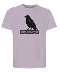 Ljuslila t-shirt med en minimalistisk och tankeväckande grafisk illustration