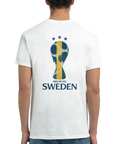 Grafiskt ryggtryck av fotbollspokal i svenska färger på vit t-shirt