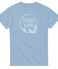 Fiskespö och fisk med texten "FISH ON!" i vitt tryck på en ljusblå t-shirt.