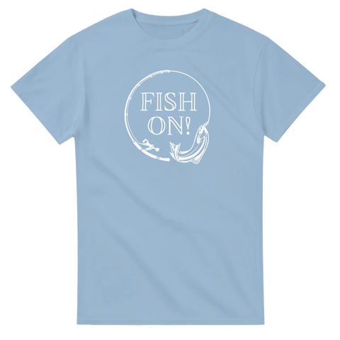 Fiskespö och fisk med texten "FISH ON!" i vitt tryck på en ljusblå t-shirt.