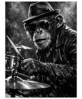 Svartvit närbild på en chimpans i hatt och solglasögon som spelar trummor med trumpinne i en rökig jazzmiljö.