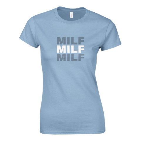 Texten "MILF" i grått och vitt på en ljusblå dam-t-shirt.