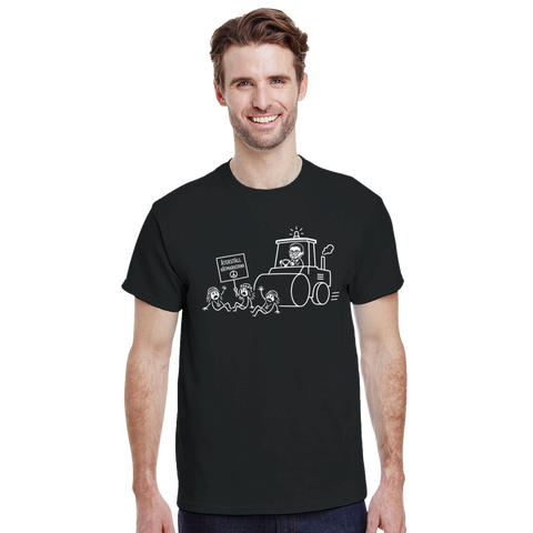 Man bär svart t-shirt med satiriskt motiv föreställande en vägblockad