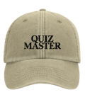 Quiz Master" svart text på beige dad cap.