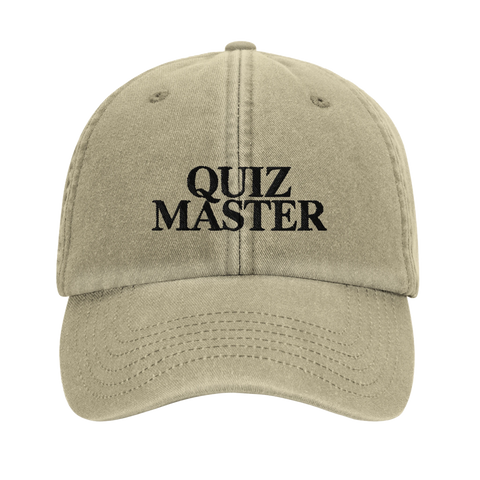 Quiz Master" svart text på beige dad cap.