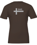 Svenska flaggan stiliserad med "SWE" på brun t-shirt, minimalistisk design.