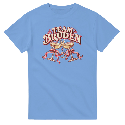 Blå t-shirt med champagneglas, rosett, ring och texten ”Team bruden”.