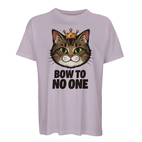 Lila t-shirt med illustrerad katt och texten Bow to No One