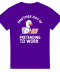 Grafiskt tryck med texten Another day of pretending to work – humoristisk t-shirt