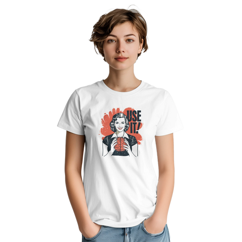 Kvinna i vit t-shirt med kaxig retro-design och hjärna-motiv