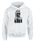 Marilyn Monroe-inspirerad kvinna med solglasögon, rött läppstift och texten "Ingen jävel kallar mig lilla gumman" på vit h...