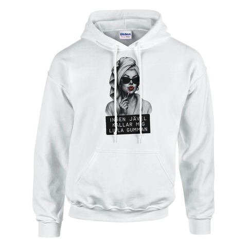 Marilyn Monroe-inspirerad kvinna med solglasögon, rött läppstift och texten "Ingen jävel kallar mig lilla gumman" på vit h...
