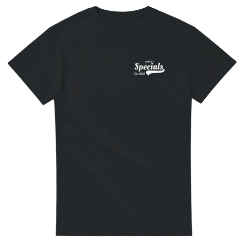 Stilren grafisk logotyp Shirty Specials på svart t-shirt