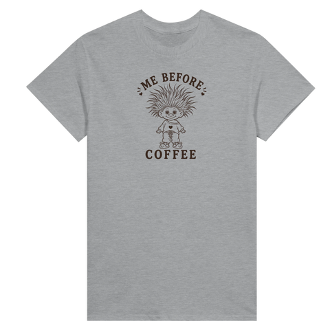 Handritat motiv av morgontrött karaktär i pyjamas – humoristisk t-shirt