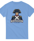 Tecknad Napoleon i uniform med texten "Napoleon Liten men Jobbig" på ljusblå t-shirt.
