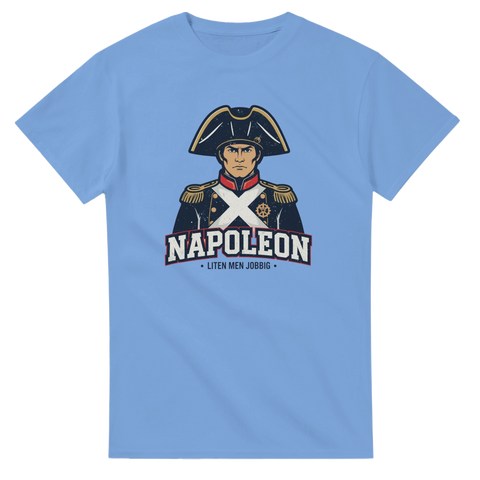 Tecknad Napoleon i uniform med texten "Napoleon Liten men Jobbig" på ljusblå t-shirt.