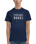 Typiskt Borås" text med regndroppar i vitt tryck på marinblå t-shirt.
