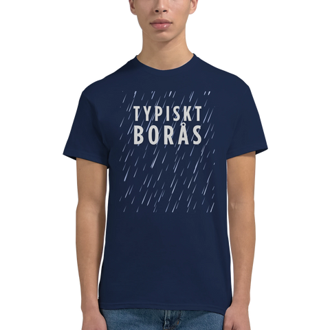 Typiskt Borås" text med regndroppar i vitt tryck på marinblå t-shirt.