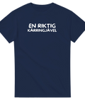 Vit text "EN RIKTIG KÄRRINGJÄVEL" på mörkblå t-shirt med rund hals.