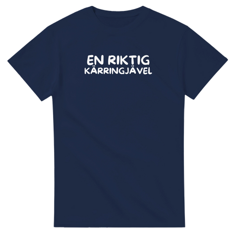Vit text "EN RIKTIG KÄRRINGJÄVEL" på mörkblå t-shirt med rund hals.