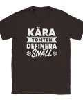 Grafisk juldesign med texten Kära Tomten Definiera Snäll på brun t-shirt