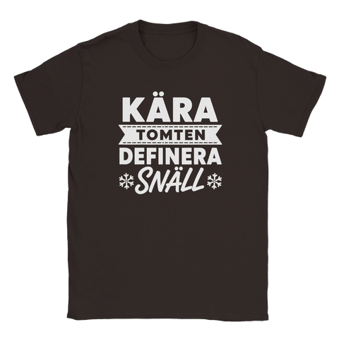 Grafisk juldesign med texten Kära Tomten Definiera Snäll på brun t-shirt