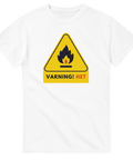 Varningsskylt med svart låga och röd text "VARNING! HET" på vit t-shirt.