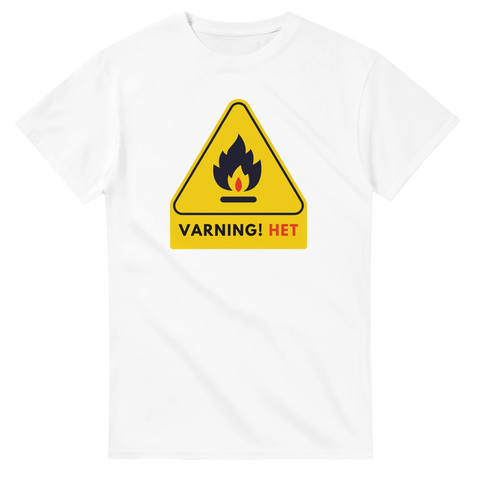 Varningsskylt med svart låga och röd text "VARNING! HET" på vit t-shirt.