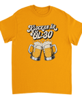 Vintage ölmotiv med två skålande glas och rolig text – t-shirt med citat