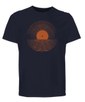 Grafisk illustration av en solnedgång formad som en vinylskiva på marinblå t-shirt