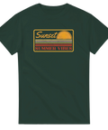 Grafiskt motiv av en solnedgång i 70-talsstil på mörkgrön bakgrund – retro t-shirt