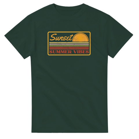Grafiskt motiv av en solnedgång i 70-talsstil på mörkgrön bakgrund – retro t-shirt