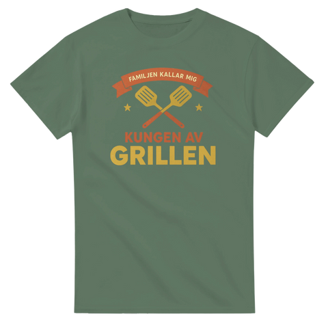 Grillkung-tryck med korsade grillspadar, stjärnor och text på olivgrön t-shirt.