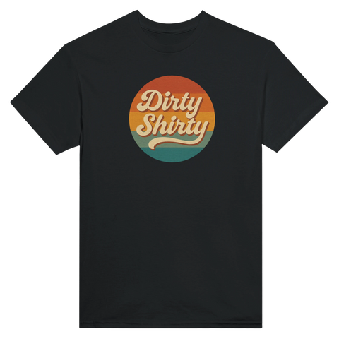 Retro "Dirty Shirty" text i orange, gula och turkosa ränder på svart t-shirt.