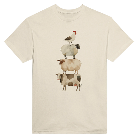 Bondgårdsdjur i akvarellstil: ko, får och tupp staplade på varandra på en beige t-shirt.